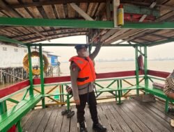 Satpolairud Polres Kapuas Cek Kelengkapan Alat Keselamatan kapal yang melintas DAS Kapuas