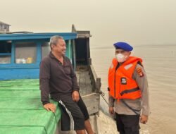 Satpolairud Polres Kapuas Cek Kelengkapan Alat Keselamatan kapal yang melintas DAS Kapuas