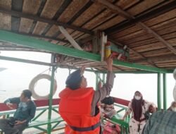 Satpolairud Polres Kapuas Cek Kelengkapan Alat Keselamatan kapal yang melintas DAS Kapuas