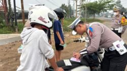 Tekan Pelanggaran, Satlantas Polres Kapuas Beri Teguran Simpatik ke Pelanggar Lalu Lintas