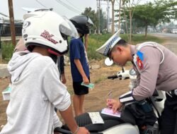 Tekan Pelanggaran, Satlantas Polres Kapuas Beri Teguran Simpatik ke Pelanggar Lalu Lintas