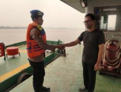 Satpolairud Polres Kapuas Cek Kelengkapan Alat Keselamatan kapal yang melintas DAS Kapuas