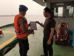 Satpolairud Polres Kapuas Sosialisasikan Larangan Karhutla kepada Warga Bantaran DAS Kapuas