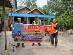 DALAM UPAYA PENCEGAHAN KEBAKARAN HUTAN DAN LAHAN, PERSONEL POLSEK PULAU PETAK SOSIALISASIKAN SANKSI PIDANA PELAKU KARHUTLA KE MASYARAKAT KECAMATAN PULAU PETAK