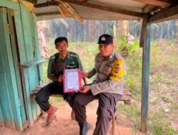 *CEGAH KARHUTLA SEJAK DINI, POLSEK PATANGKEP TUTUI SOSIALISASIKAN SANKSI PIDANA PEMBAKARAN HUTAN DAN LAHAN KEPADA PEGAWAI KEBUN DAN WARGA*