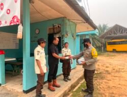 *CEGAH KARHUTLA, POLSEK PATANGKEP TUTUI GENCARKAN SOSIALISASI SANKSI PIDANA PEMBAKARAN HUTAN DAN LAHAN SERTA BAGIKAN MASKER DIAREAL PERUSAHAAN*