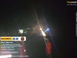 SATGAS KARHUTLA PADAMKAN API DI DEKAT PEMUKIMAN WARGA PEMATANG PANJANG