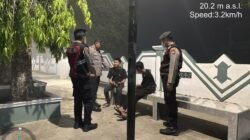 *Patroli Perintis Samapta Polres Bartim Berikan Himbauan Humanis Kepada Warga Yang Asyik Nongkrong di Areal RTH*