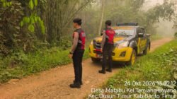 **CEGAH API SEBELUM MELUAS! SATSAMAPTA POLRES BARTIM SISIR LAHAN RAWAN KARHUTLA DAN INGATKAN WARGA JANGAN MEMBAKAR**