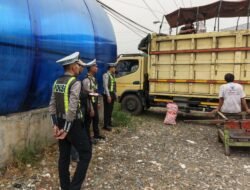 *Cegah Kecelakaan dan Aksi Kriminalitas, Satlantas Polres Barito Timur Berikan Himbauan Humanis Kepada Para Sopir Agar Memperhatikan Batas Muatan*