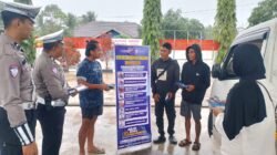 SAMBANGI SPBU DAN INDOMARET, SATLANTAS POLRES SERUYAN EDUKASI WARGA TENTANG KESELAMATAN BERLALU LINTAS