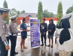 SAMBANGI SPBU DAN INDOMARET, SATLANTAS POLRES SERUYAN EDUKASI WARGA TENTANG KESELAMATAN BERLALU LINTAS