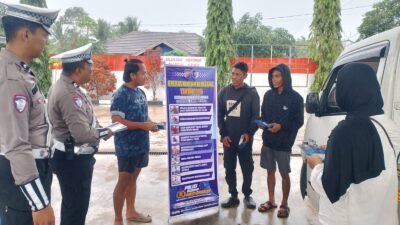 SAMBANGI SPBU DAN INDOMARET, SATLANTAS POLRES SERUYAN EDUKASI WARGA TENTANG KESELAMATAN BERLALU LINTAS